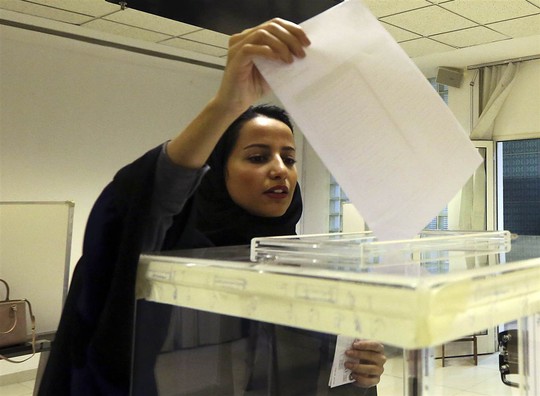 
Phụ nữ Ả Rập Saudi bỏ phiếu hôm 12-12.

Ảnh: AP
