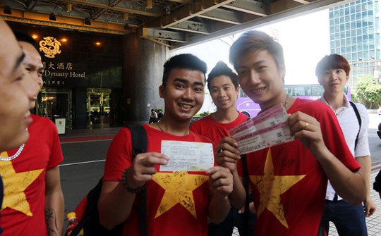 Một CĐV Việt Nam tại Đài Loan vui mừng khi mua được vé