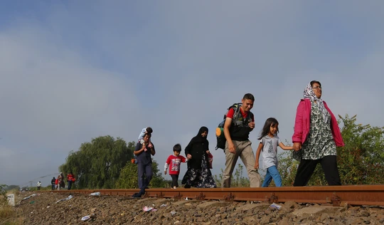 Người di cư tại làng Roszke, Hungary hôm 12-9 Ảnh: Reuters