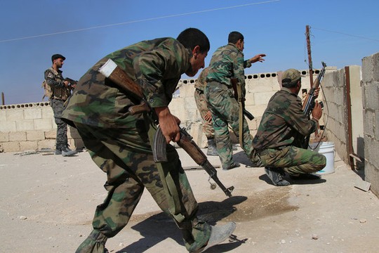 Binh sĩ Syria giao tranh với phe nổi dậy tại tỉnh Hama hồi đầu tuần này Ảnh: AP
