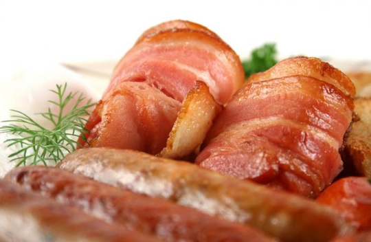 Dùng nhiều xúc xích, thịt xông khói có thể tăng nguy cơ ung thư trực kết tràng Ảnh: MNT