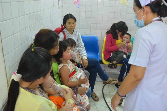 Trẻ em đang chờ khám và điều trị tại Bệnh viện Nhi Đồng 2 (TP HCM)Ảnh: Tấn Thạnh
