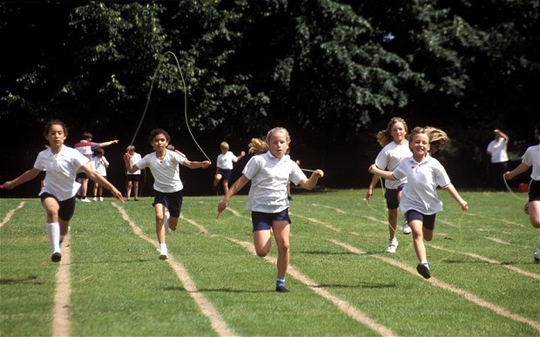 Trẻ thường tập luyện thể dục có mạch máu dẻo dai hơn trẻ ít vận động Ảnh: The Telegraph