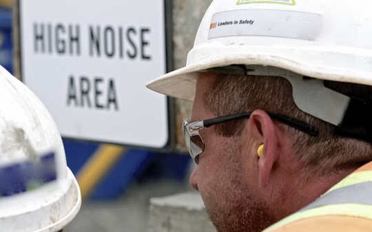 Các nhà khoa học khuyên bảo vệ tai ở môi trường tiếng ồn Ảnh: News-PressNoW