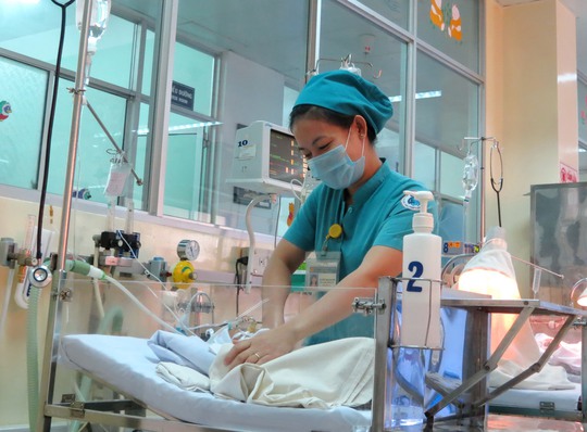 Chăm sóc cho bệnh nhi tại Bệnh viện Nhi Đồng 1 - một trong những bệnh viện đầu tiên ở TP HCM ký cam kết với Bộ Y tế
