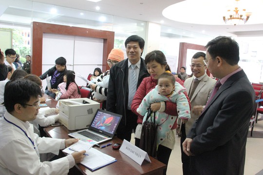 Người dân đưa trẻ đến tiêm chủng tại Trung tâm Y tế dự phòng Hà Nội sau khi đăng ký tiêm vắc-xin Pentaxim qua mạngẢnh: Nguyễn Hưởng