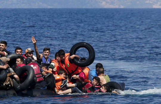Người di cư chới với khi xuồng x&igrave; hơi ngo&agrave;i đảo Lesbos. Ảnh: Reuters