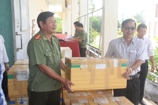 
Đại tá Huỳnh Trung Nguyên, Phó giám đốc Công an tỉnh Quảng Nam trao trả lại cổ vật cho ông Nguyễn Mười

Ảnh: Hiến Tùng
