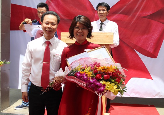 Ông Nguyễn Thành Đô, Chủ tịch Công đoàn các KCX-KCN TP HCM, trao bằng khen của LĐLĐ TP cho Công đoàn Công ty CP In nhãn Bao bì Hoàng Hà