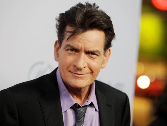 Charlie Sheen đang bị nghi ngờ là diễn viên bị nhiễm HIV và lây lan cho nhiều sao nữ khác