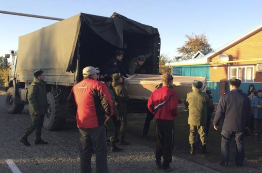 Thi thể binh sĩ Vadim Kostenko được chuyển về quê nhà. Ảnh: Reuters