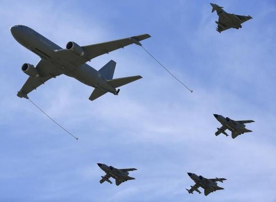 Máy bay bay theo đội hình trong cuộc diễn tập quân sự của NATO. Ảnh: Reuters