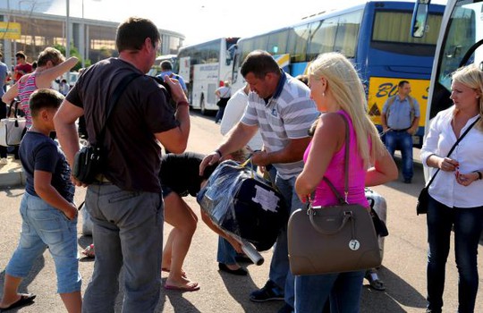 
Hành khách Nga tại Ai Cập ngày 7-11. Ảnh: Reuters
