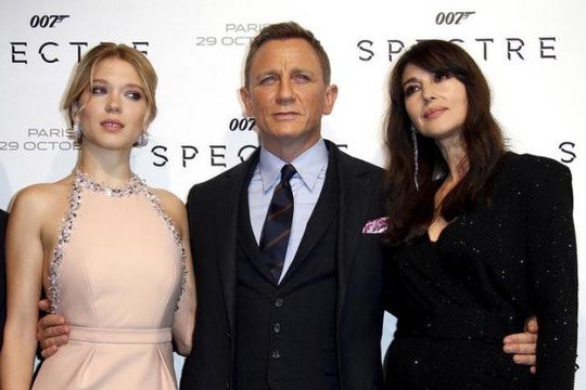 Những cảnh lãng mạn giữa Daniel Craig (giữa) và hai bạn diễn nữ bị cắt bỏ nhiều khi Spectre công chiếu tại Ấn Độ