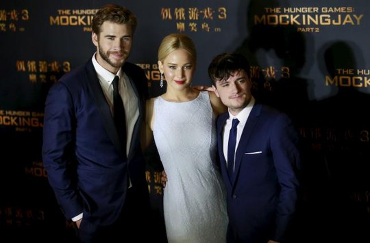 
Dàn diễn viên từ trái sang phải: Liam Hemsworth, Jennifer Lawrence, Josh Hutcherson trong phim Đấu trường sinh tử: Húng nhại - Phần 2. Ảnh: Reuters
