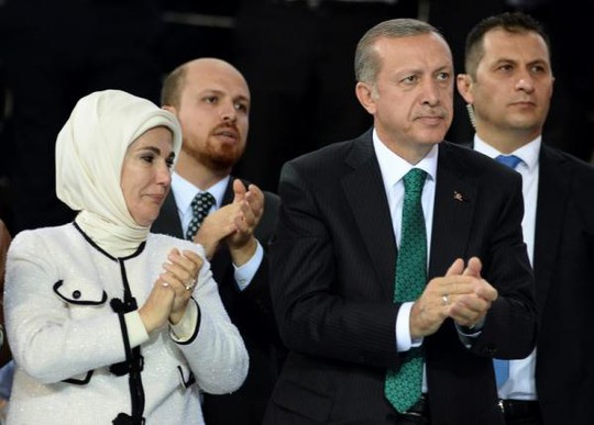 Tổng thống Thổ Nhĩ Kỳ Tayyip Erdogan (thứ 2 bên phải) và con trai Bilal Erdogan (thứ 2 bên trái). Ảnh: Reuters