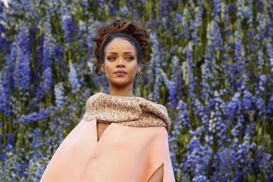 Rihanna cũng hợp tác khởi kiện