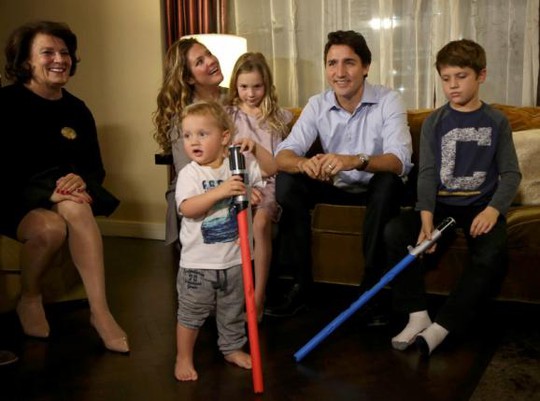 
Thủ lĩnh Đảng Tự do Justin Trudeau cùng gia đình. Ảnh: REUTERS

