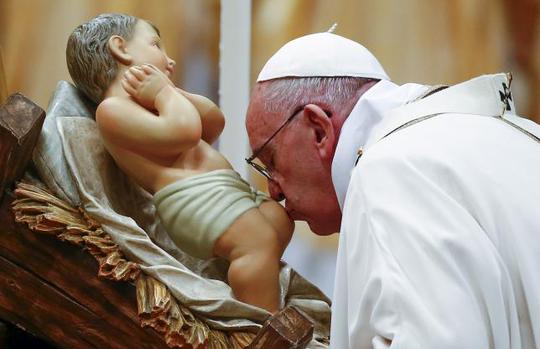 Đức giáo hoàng hôn tượng Chúa Jesus nhỏ. Ảnh: Reuters