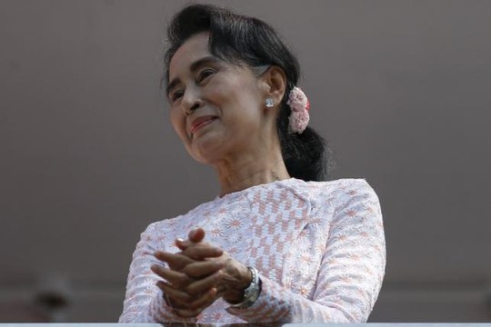 Bà Aung San Suu Kyi phát biểu sau cuộc bầu cử. Ảnh: Reuters