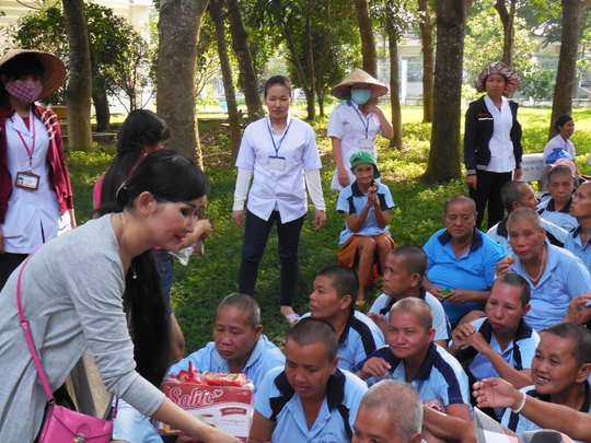 NS Tâm Tâm phát bánh cho bệnh nhân tâm thần