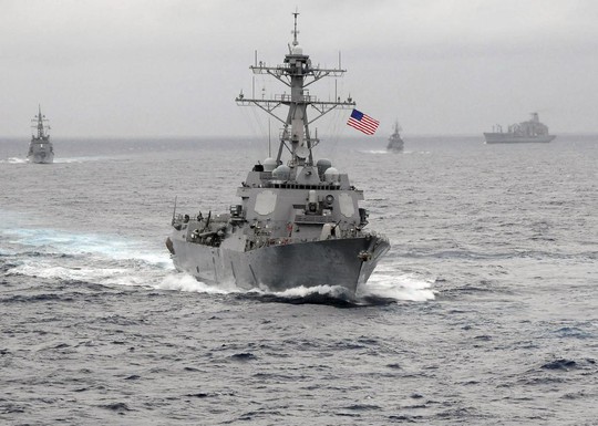 Tàu khu trục mang tên lửa dẫn đường USS Lassen của Mỹ tuần tra trong phạm vi 12 hải lý đảo nhân tạo mà Trung Quốc xây dựng phi pháp ở quần đảo Trường Sa của Việt Nam - Ảnh: Reuters