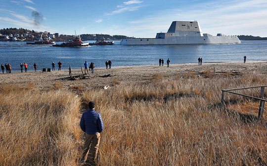 
USS Zumwalt là tàu khu trục tàng hình lớn nhất từ trước đến nay của Hải quân Mỹ. Ảnh: AP
