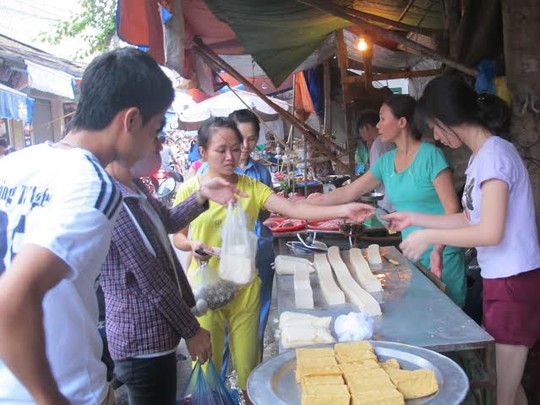 Công nhân KCN Thăng Long, Hà Nội mua đậu hũ chuẩn bị cho bữa cơm chiều ẢNH: VĂN DUẨN