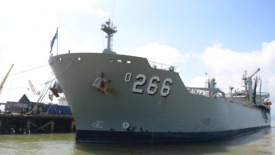 HMAS Sirius laf một trong hai tàu tiếp dầu lớn nhất của hải quân Úc