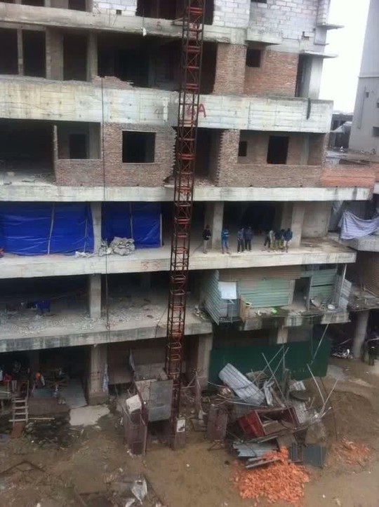 Chiếc vận thăng rơi từ tầng trên của tòa nhà đang xây