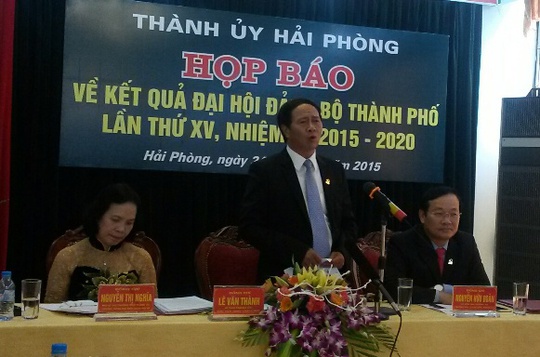 Tân Bí thư Thành ủy Hải Phòng Lê Văn Thành (giữa) phát biểu tại buổi họp báo vầ kết quả Đại hội