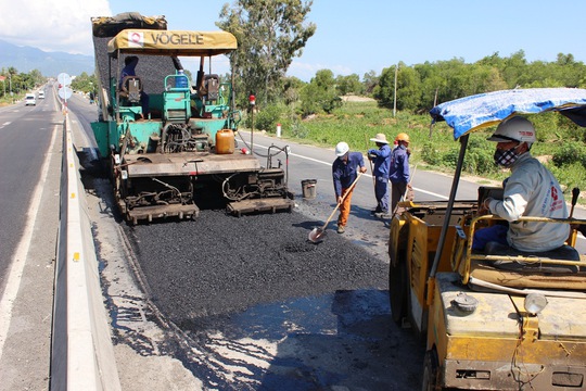 Đơn vị thi công đang sửa chữa một hố lớn trên Quốc lộ 1, đoạn qua huyện Vạn Ninh, tỉnh Khánh Hòa Ảnh: Kỳ Nam