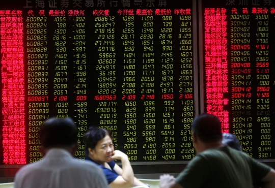 Người chơi chứng khoán Trung Quốc lo âu theo dõi thị trường Ảnh: EPA
