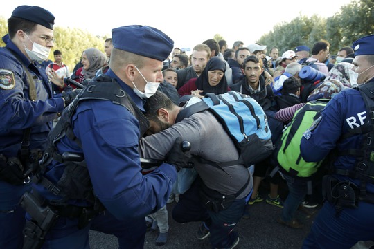 Cảnh sát Hungary xô xát với người di cư ở làng Roszke hôm 7-9
Ảnh: REUTERS