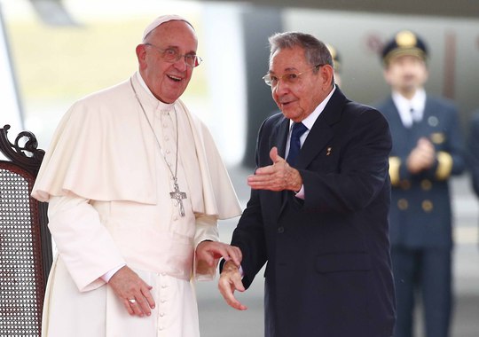 
Chủ tịch Cuba Raul Castro (phải) chào đón Giáo hoàng Francis Ảnh: Reuters
