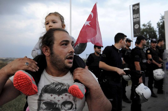 Một người cha cõng con ở Thổ Nhĩ Kỳ yêu cầu được tiếp tục hành trình đến Hy Lạp hay Bulgaria hôm 21-9Ảnh: REUTERS