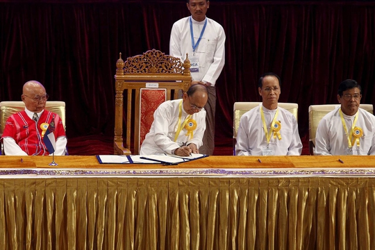 Tổng thống Myanmar Thein Sein ký kết thỏa thuận ngừng bắn ngày 15-10 Ảnh: Reuters