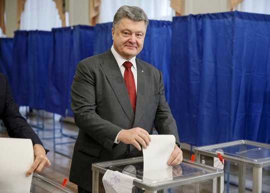 
Tổng thống Ukraine Petro Poroshenko bỏ phiếu trong cuộc bầu cử địa phương ở thủ đô Kiev

Ảnh: Reuters
