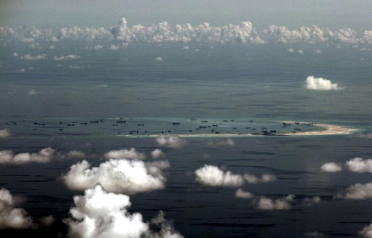 
Ảnh chụp hoạt động cải tạo phi pháp của Trung Quốc trên Đá Vành Khăn vào tháng 5-2015

do quân đội Philippines công bố Ảnh: REUTERS
