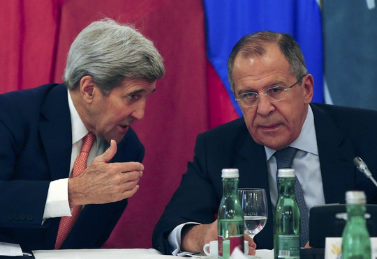 
Ngoại trưởng Mỹ John Kerry (trái) và người đồng cấp Nga Sergey Lavrov

trước hội nghị quốc tế về tình hình Syria ở Vienna – Áo hôm 30-10 Ảnh: Reuters

