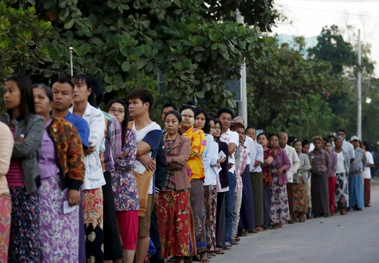 Cử tri xếp hàng tại một điểm bỏ phiếu ở TP Mandalay - Myanmar hôm 8-11Ảnh: Reuters
