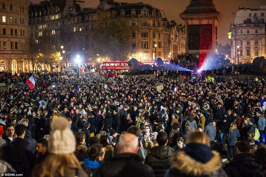 Hàng ngàn người tập trung tại quảng trường Trafalgar ở thủ đô London - Anh đêm 14-11 để tưởng nhớ các nạn nhân vụ tấn công khủng bố ở ParisẢnh: WENN.COM