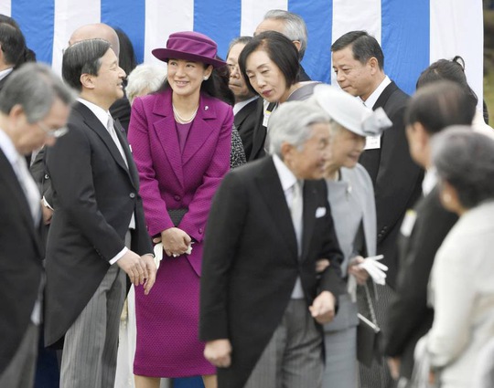 Công nương Masako (thứ ba từ trái sang) tại buổi tiệc trong khu vườn hoàng cung hồi tháng 11Ảnh: Kyodo