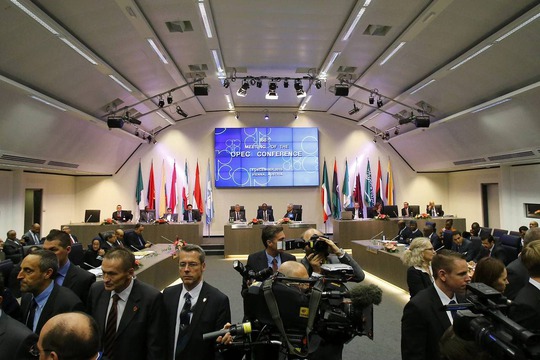 Đại diện các thành viên OPEC nhóm họp tại thủ đô Vienna - Áo hôm 4-12Ảnh: Reuters