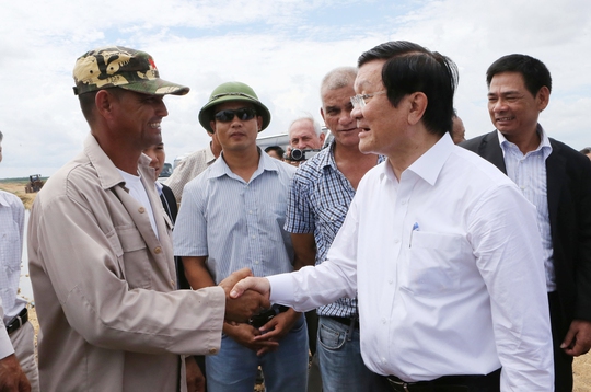 Chủ tịch nước Trương Tấn Sang thăm hỏi các hộ nông dân Cuba trồng lúa nước theo sự hướng dẫn của chuyên gia nông nghiệp Việt Nam. Ảnh: TTXVN