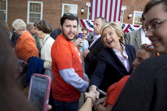 
Bà Hillary Clinton bắt tay người ủng hộ tại một sự kiện ở TP Mount Vernon,

bang Iowa hôm 7-10 Ảnh: Reuters
