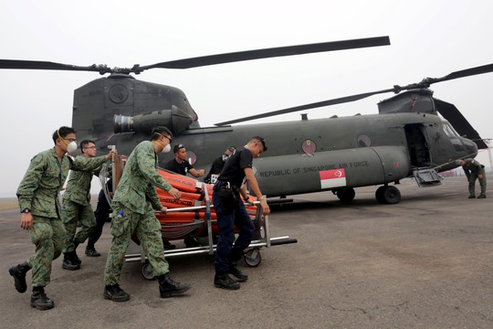 Không quân Singapore chuẩn bị vật dụng để dập tắt cháy rừng ở IndonesiaẢnh: REUTERS