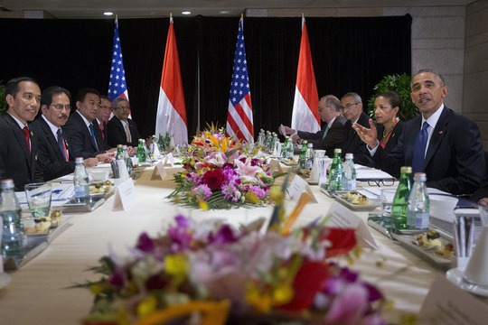 
Tổng thống Mỹ Barack Obama (phải) và người đồng cấp Indonesia Joko Widodo

gặp nhau lần đầu tại Bắc Kinh – Trung Quốc hồi tháng 11-2014 Ảnh: AP
