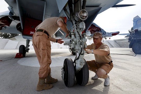 Máy bay chiến đấu Su-30 của Nga tại căn cứ không quân Hmeymim gần TP Latakia - Syria Ảnh: Reuters