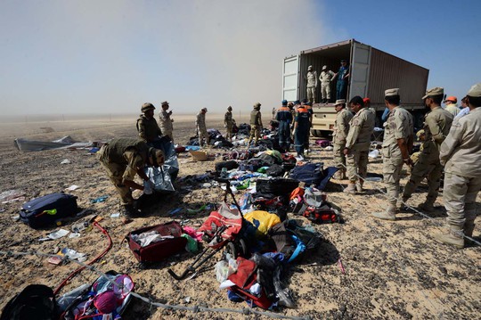 
Vật dụng còn sót lại của các hành khách trên chuyến bay Nga rơi tại Sinai - Ai Cập

được thu dọn hôm 2-11 Ảnh: AP
